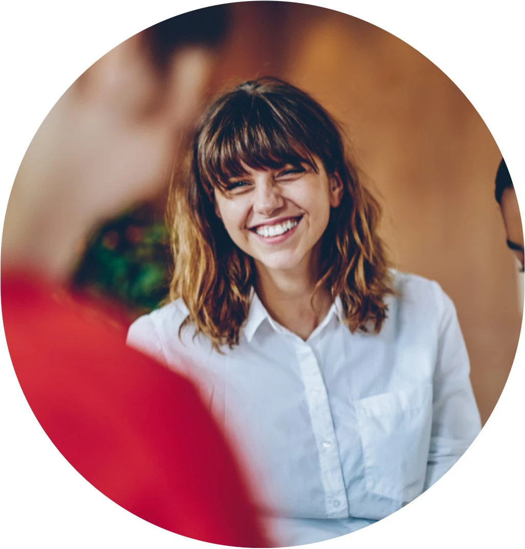 Frau in lacht in die Runde