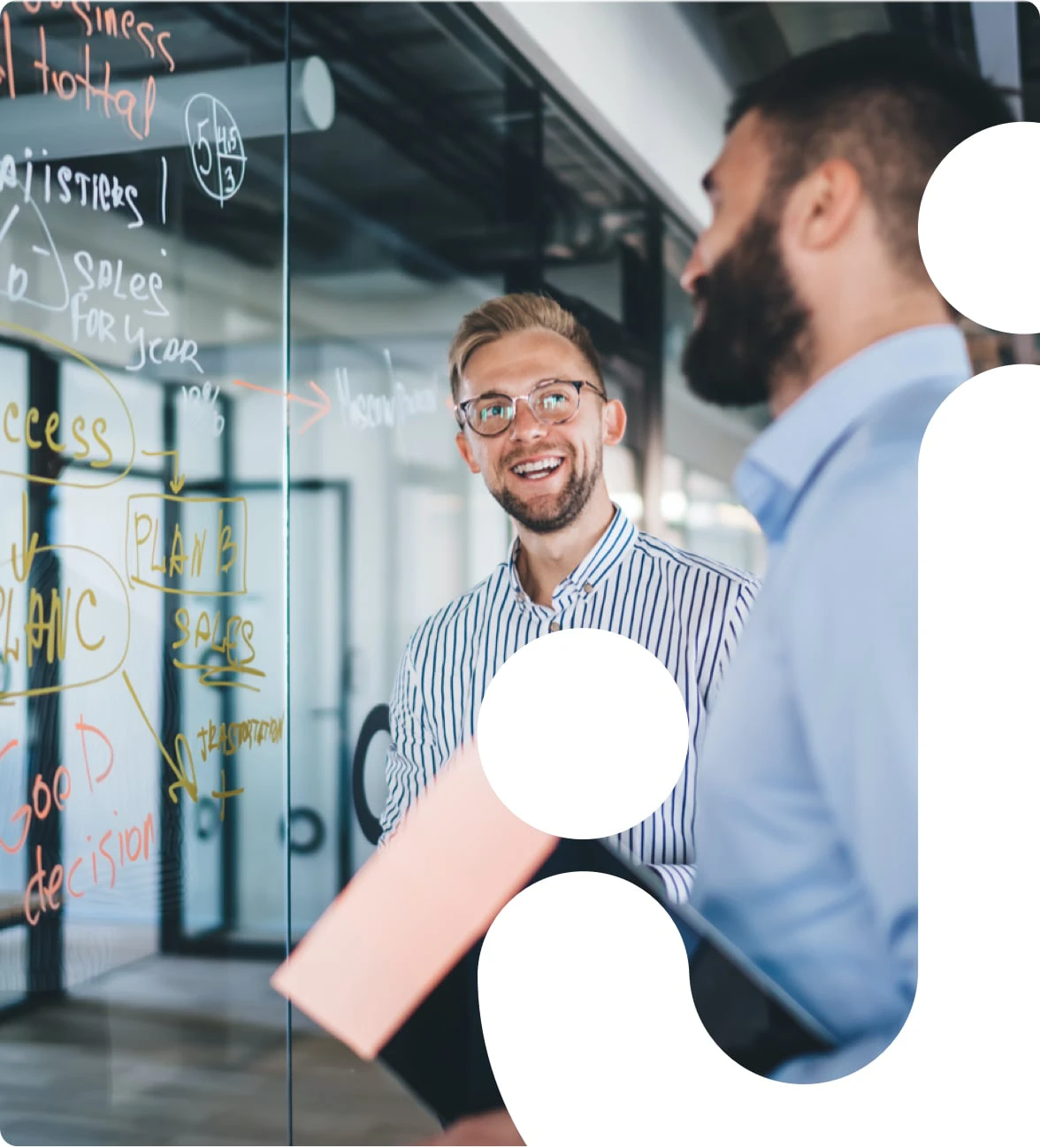 Zwei Persoen unterhalten sich und schreiben Dinge an einer Glasscheibe