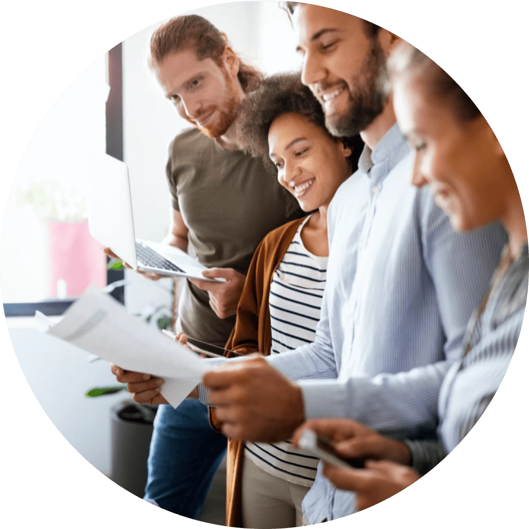 Eine Gruppe steht in einer Reihe und hat Zettel in der Hand