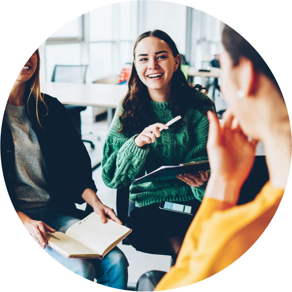 Drei Personen unterhalten sich in der Runde